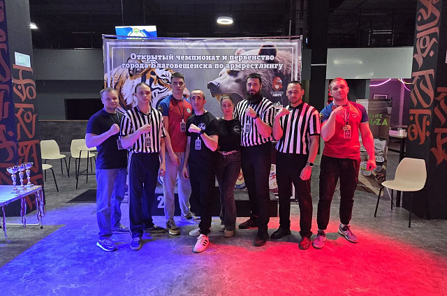 В Благовещенске 38 спортсменов из двух регионов поборолись за победу на чемпионате по армрестлингу