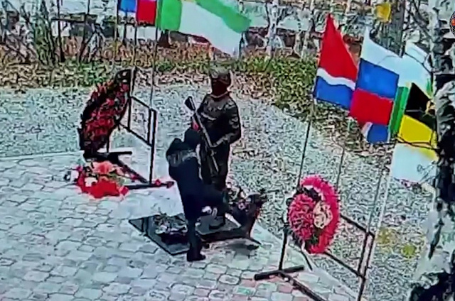 Попытку сжечь цветы и повредить памятник погибшим на СВО запечатлели камеры видеонаблюдения в Тынде
