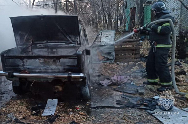 Два горевших автомобиля тушили благовещенские пожарные в понедельник