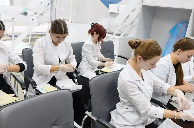 В Амурском медколледже запустили курс для школьников естественно-научных классов