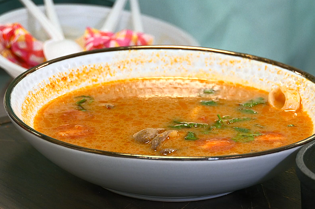 Том Ям, тар-тар и фирменный цыпленок: благовещенские шеф-повара раскрыли секреты студентам