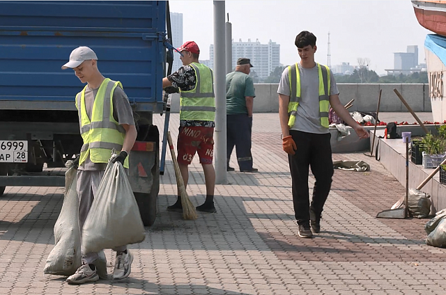Этим летом Центр занятости населения трудоустроил больше тысячи юных амурчан