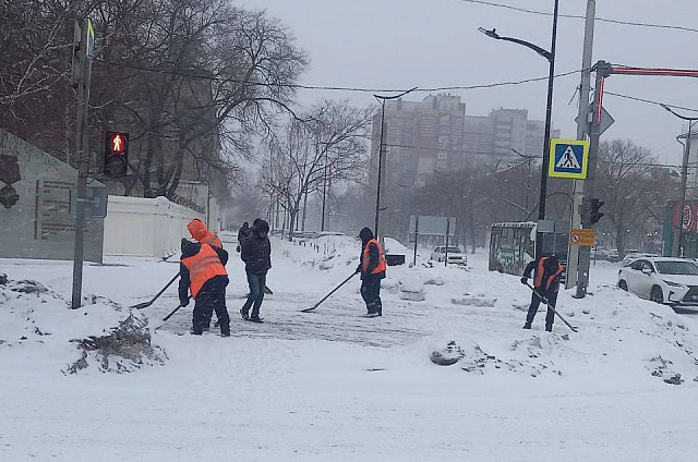 Благовещенские коммунальщики усиленно трудятся из-за снегопада
