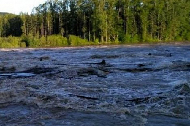 Вода затопила участок дороги от Златоустовска до Экимчана