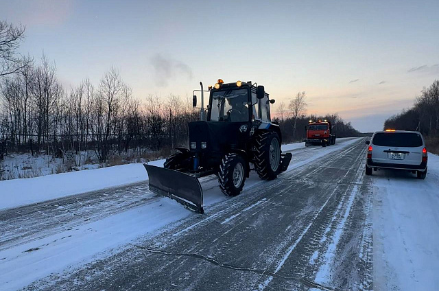 После снегопада на дорогах в Амурской области работают 85 единиц спецтехники