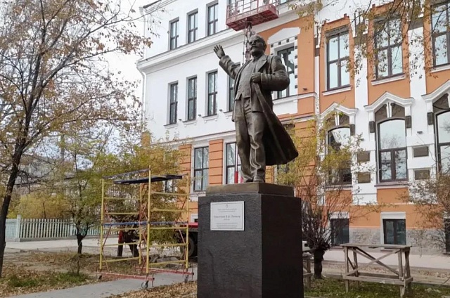 В Благовещенске обновили памятник Ленину у БГПУ