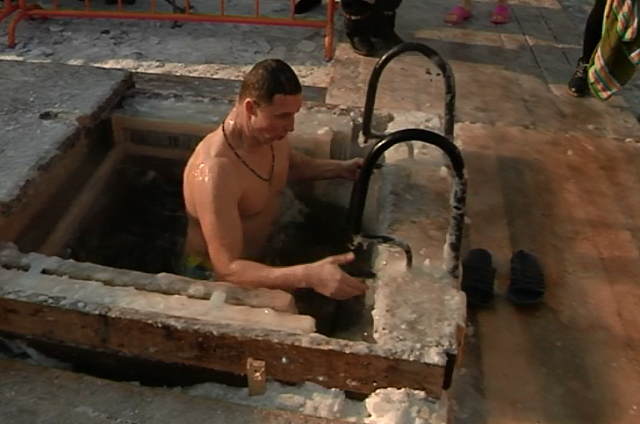 Как правильно окунаться в прорубь во время Крещения