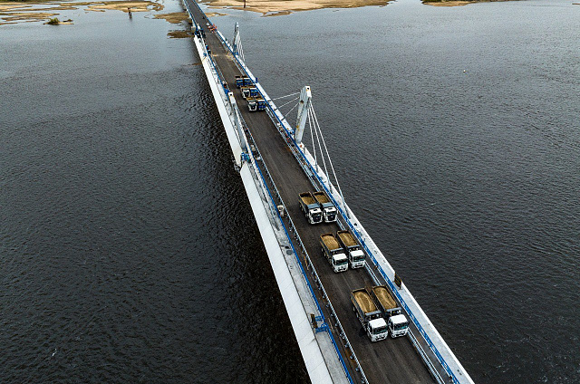 Надёжность нового моста через реку Зея в Благовещенске проверили с помощью 12 гружёных самосвалов