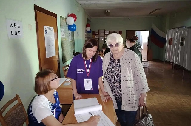 Волонтёры-медики работают на участке для незрячих избирателей в Благовещенске