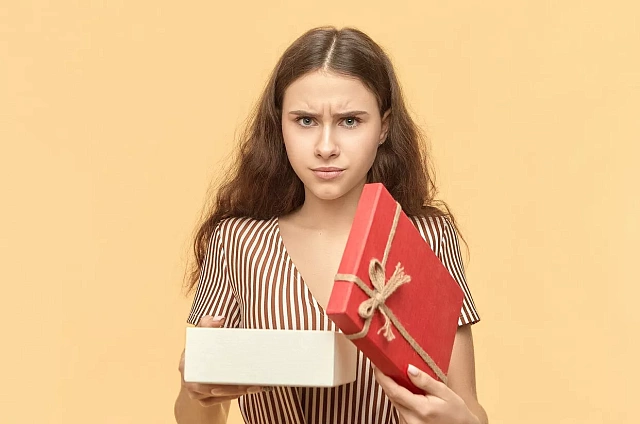 От галстука до змеи: россияне назвали самые разочаровывающие новогодние подарки