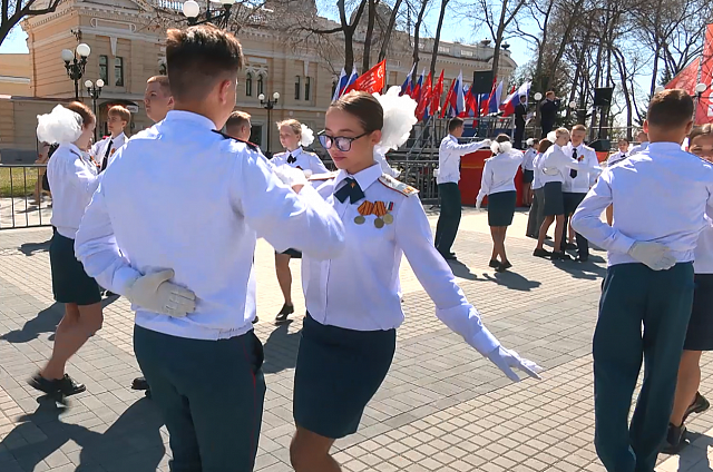 В танце под музыку военных лет кружились сотни юных благовещенцев
