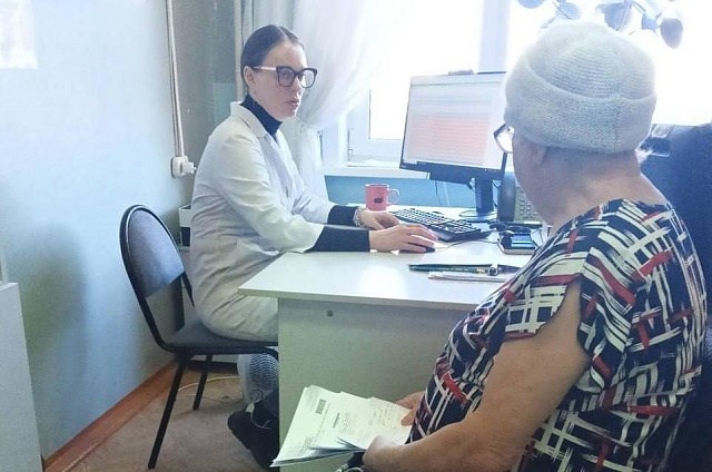 «Мобильная бригада» центра «Доброта» помогла сельским пенсионерам из села Грибское с медосмотрами