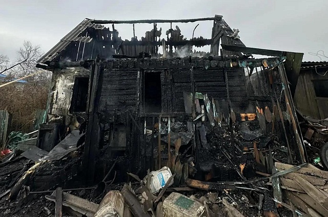 В Ромненском округе пожарные вынесли из огня три газовых баллона