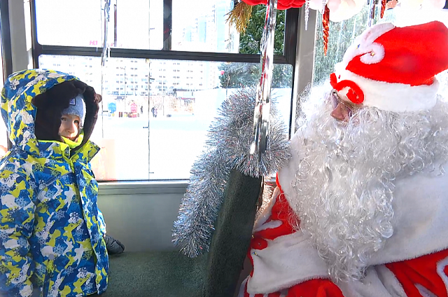 Дед Мороз и Снегурочка встречали гостей на площади Ленина в Благовещенске