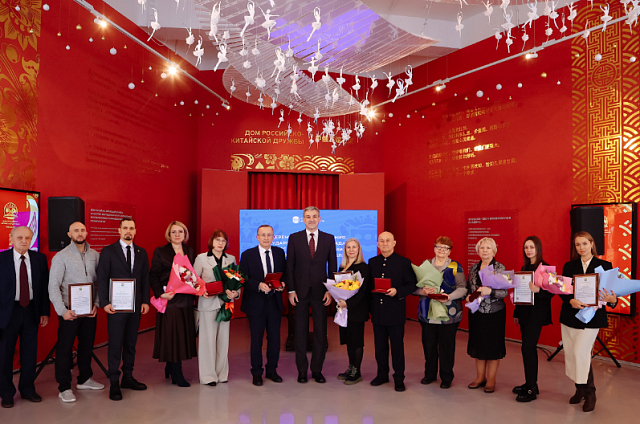 Амурская область чествует лучших: Василий Орлов вручил награды выдающимся жителям региона