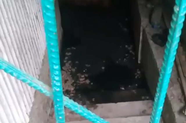 Канализационный потоп в благовещенском подвале: уровень воды продолжает расти