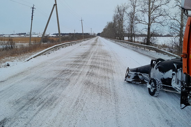 Дороги в Приамурье сегодня чистили около 100 единиц спецтехники