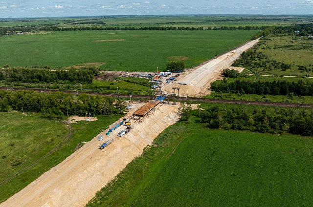 На серышевском путепроводе начали надвижку пролётного строения