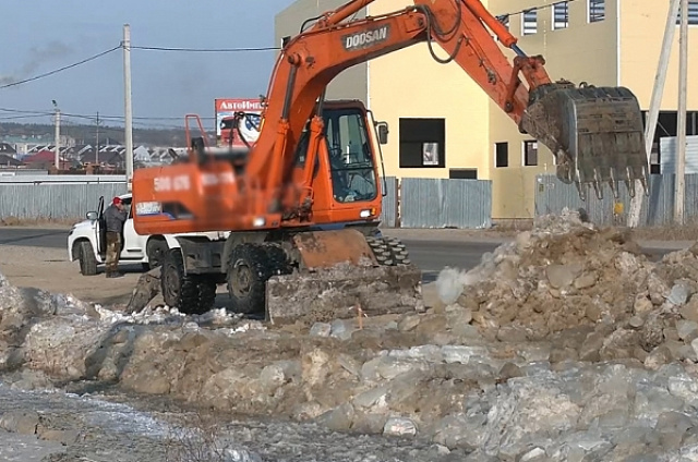 В селе Чигири убирают лед 