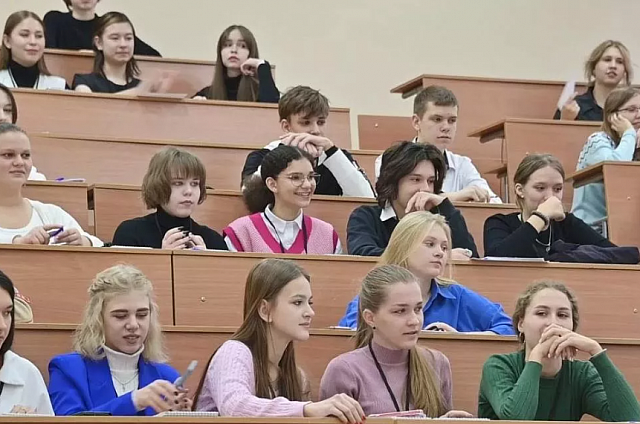 Около 60% россиян считают, что иметь высшее образование – престижно