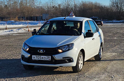 Амурских ветеранов СВО с инвалидностью обучают вождению автомобилей на ручном управлении