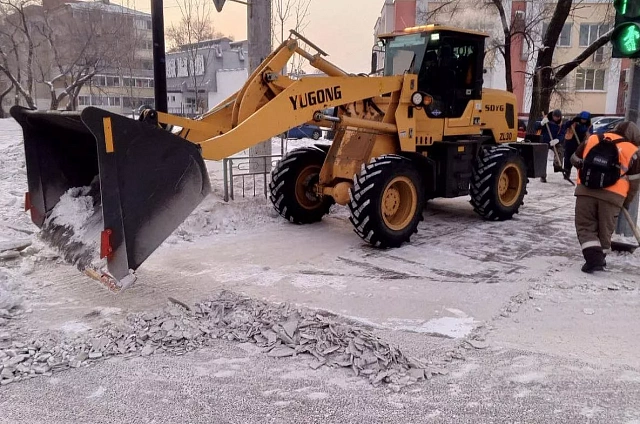 Борьба со снегом:  в Благовещенске 20 единиц техники очищают заснеженные улицы 