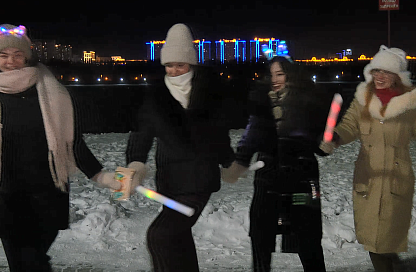 Мост дружбы и гирлянд: студенты из России и Китая провели предновогодний флешмоб на набережной Амура