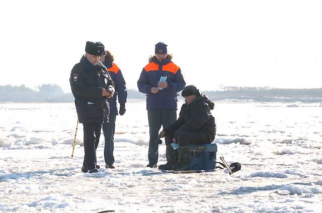 Сотрудники МЧС, ГИМС и полиции проверяют места зимней рыбалки в Амурской области