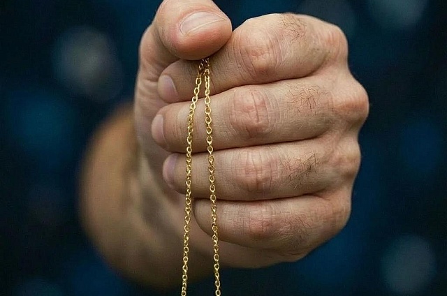 Полицейские Райчихинска задержали грабителя, сорвавшего цепочку с шеи школьника