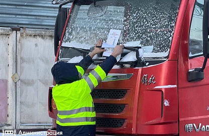 Фуры съезжают с обочин: в Благовещенске создали новые парковки для большегрузов