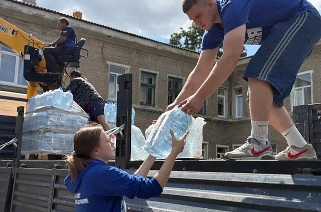 Студентка АмГУ помогает жителям ДНР в пункте временного размещения
