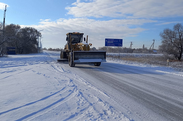 Устраняем последствия снегопада: какие меры приняли для очистки амурских дорог в регионе