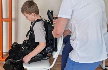 В Благовещенске детей учат ходить с помощью экзоскелета