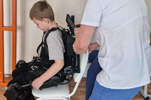 В Благовещенске детей учат ходить с помощью экзоскелета