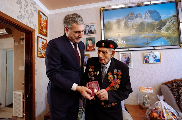 Василий Орлов вручил юбилейную медаль «80 лет Победы в Великой Отечественной войне 1941–1945» 100-летнему ветерану