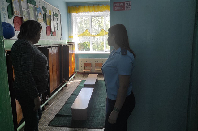 В Поярково в детском саду ребёнку дверью оторвало часть пальца, за моральный вред с дошкольного учреждения требуют 1 млн рублей