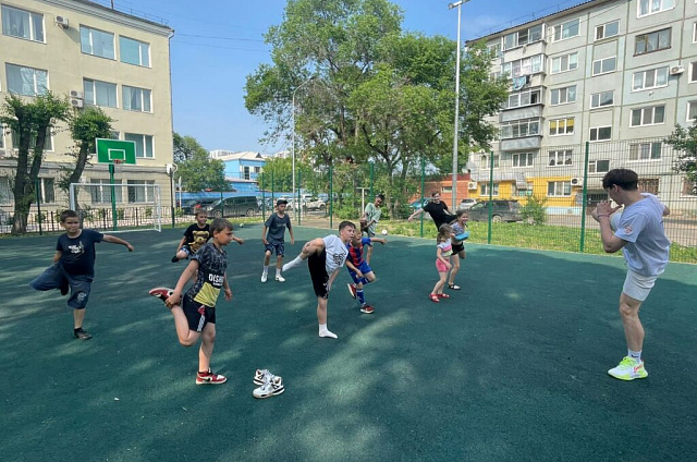 В Благовещенске стартовал бесплатный спортивный проект для детей «Дворовой тренер»