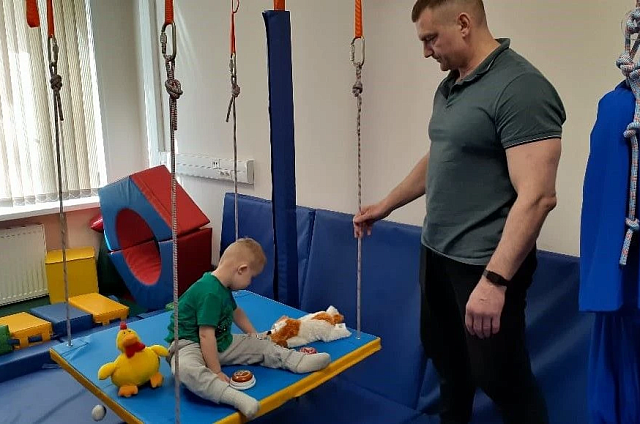 Почти 100 малышей с ОВЗ получили помощь в Приамурье