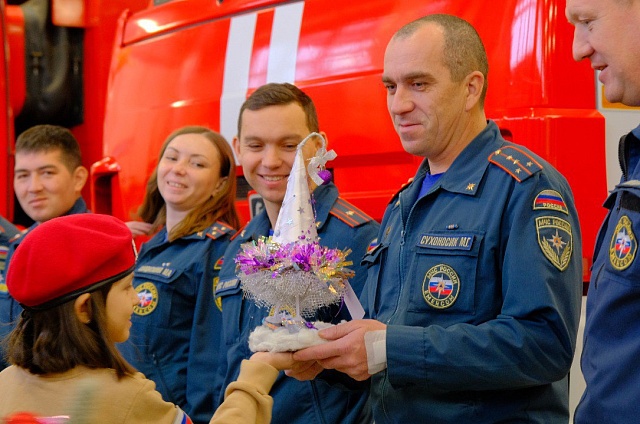 Взгляд изнутри: школьники из Свободного посетили пожарную часть и подарили новогоднее настроение