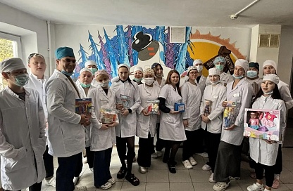 Студенты Амурской ГМА передали игрушки пациентам детской городской клинической больницы