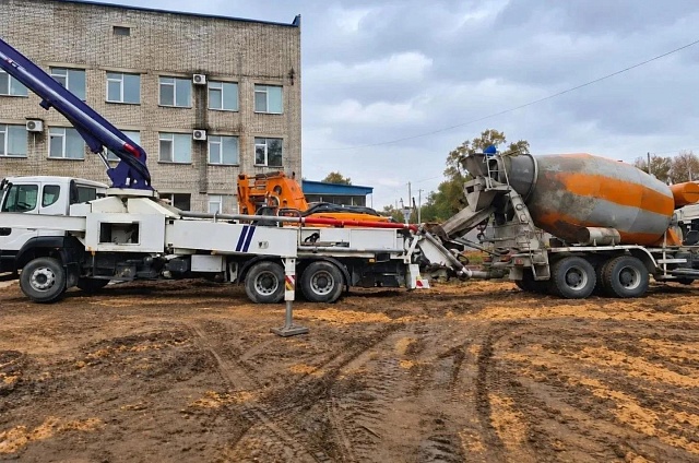 В Белогорске заливают бетон в основание нового терапевтического корпуса больницы