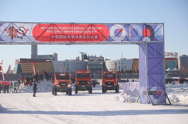 Второй день Международного фестиваля зимних видов спорта собрал более 200 автогонщиков