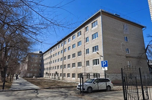 Окна, кровля и тепловой узел: ремонт общежития Благовещенского педуниверситета выполнили на треть