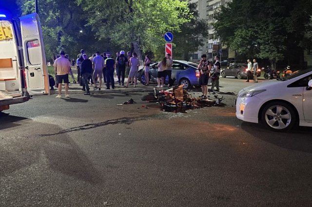 Toyota Prius и мотоцикл жёстко столкнулись в Благовещенске, травмы получили оба водителя