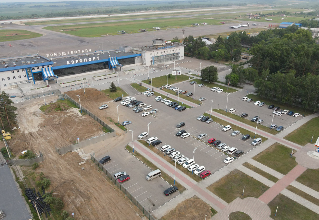 В аэропорту Благовещенска запретят стоянку автомобилей на парковке в  вечернее и ночное время