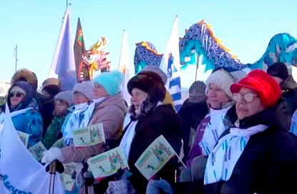 Кричалки, песни и флаги: Благовещенск сделал шаг навстречу Новому году