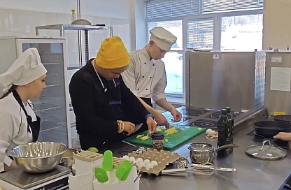 С места в карьеру: московские шеф-повара раскрыли студентам в Благовещенске секреты высокой кухни