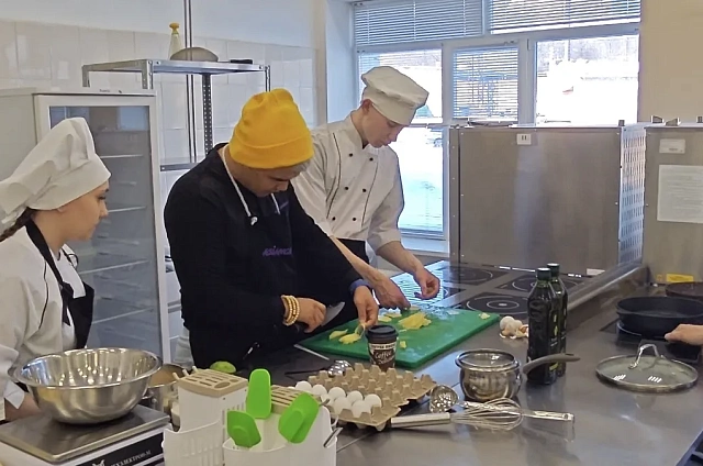 С места в карьеру: московские шеф-повара раскрыли студентам в Благовещенске секреты высокой кухни