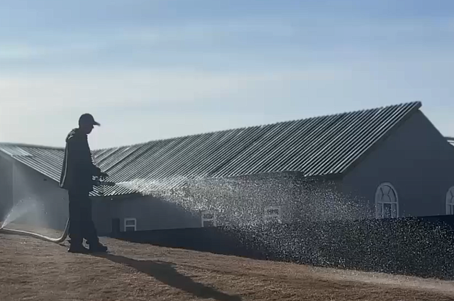 На холмах «Трибуны Холл» в Благовещенске начали увлажнять землю перед посевом травы