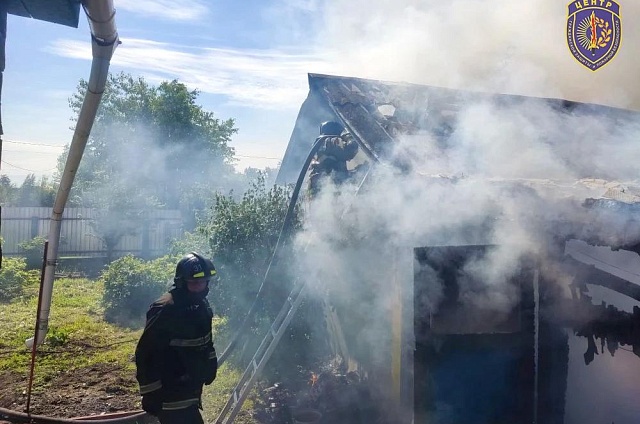 Огонь на веранде и крыше: в Ивановке пожарные спасли жилой дом от распространения пламени
